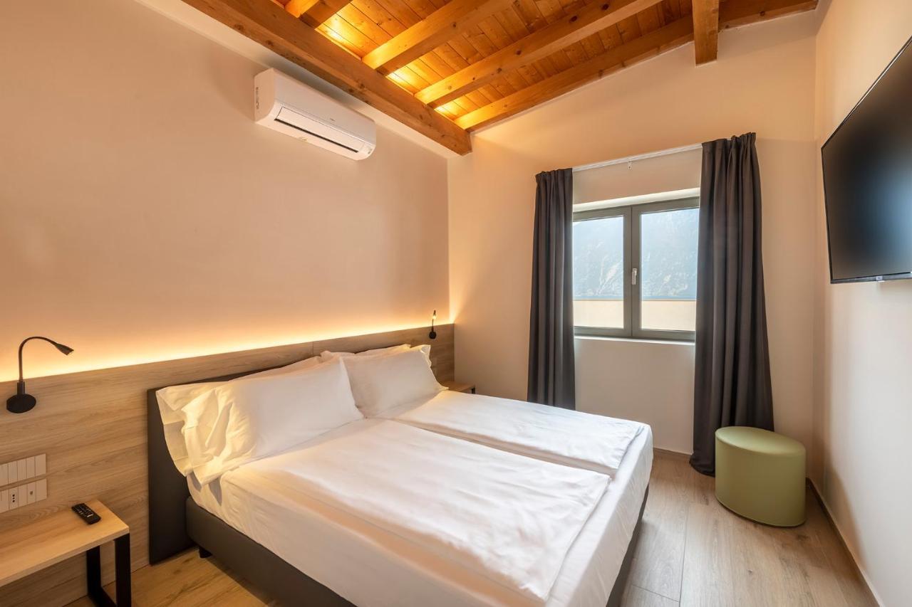 Attico con Vasca Idromassaggio e Terrazza Vista Lago